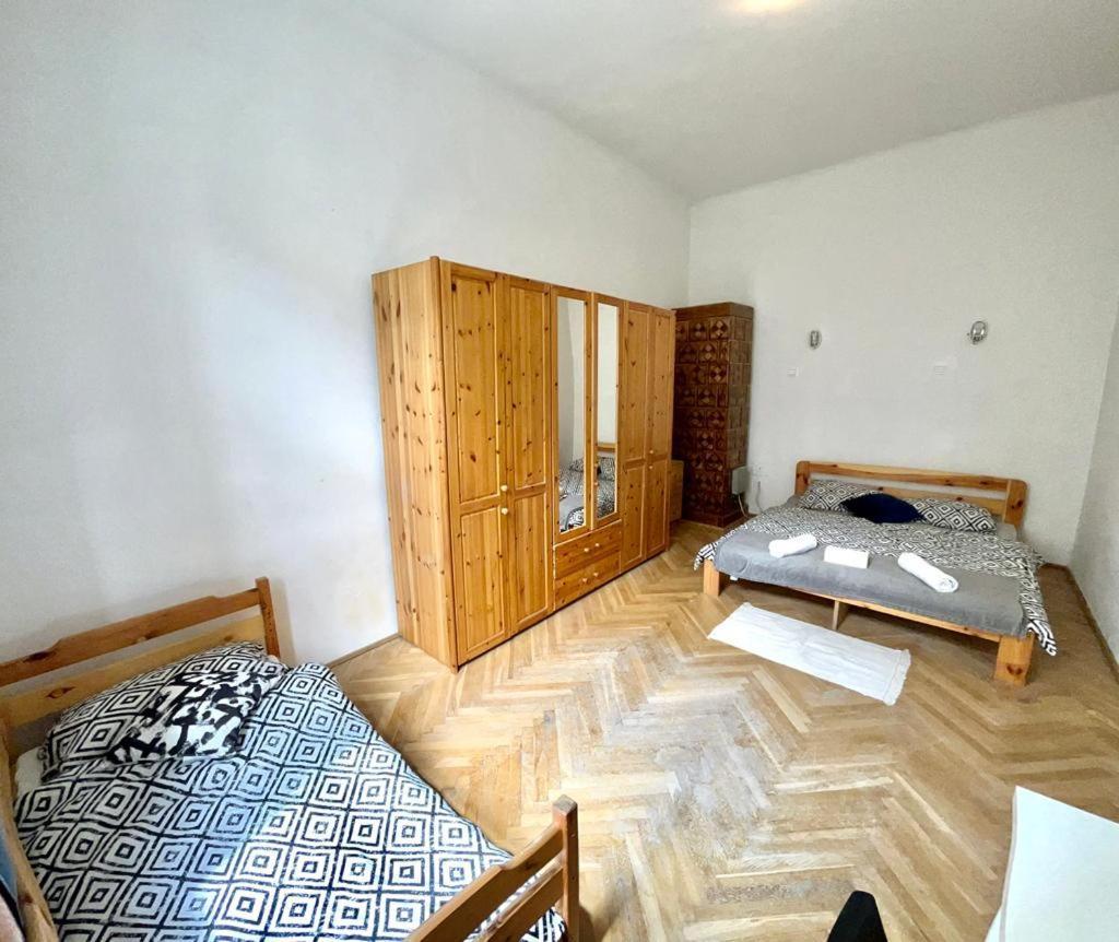 Nice Bedroom Near The Bus And Train Station Kraków Eksteriør billede