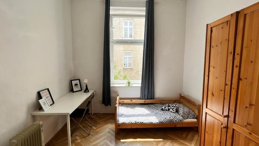 Nice Bedroom Near The Bus And Train Station Kraków Eksteriør billede