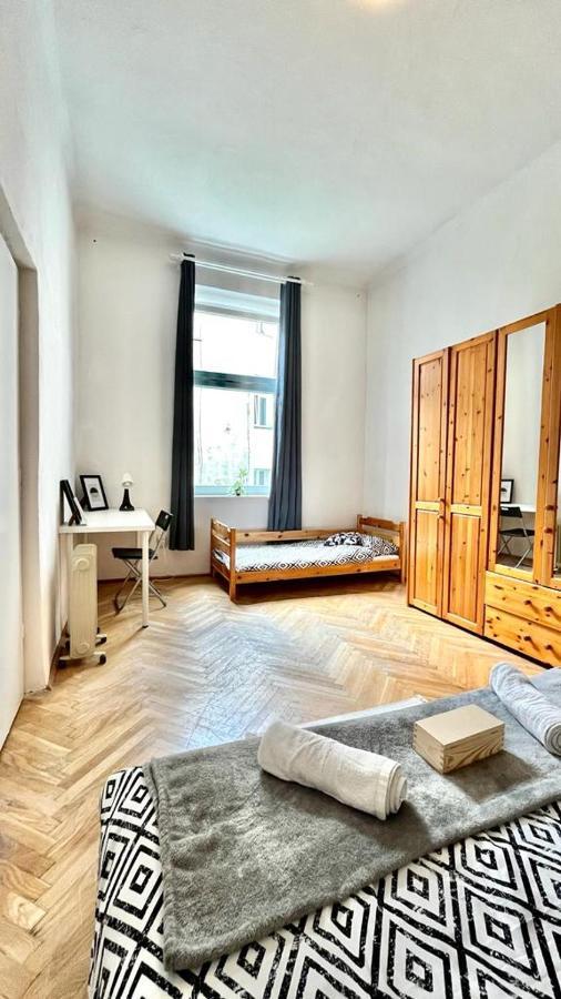 Nice Bedroom Near The Bus And Train Station Kraków Eksteriør billede