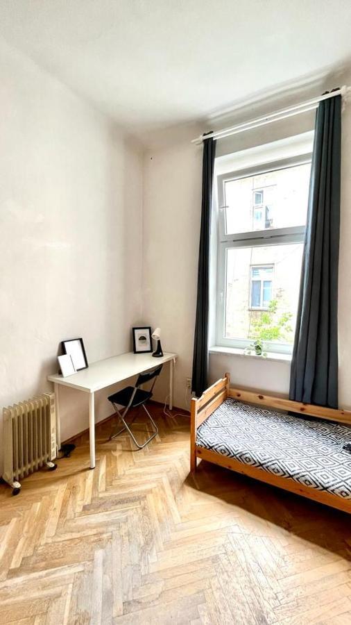 Nice Bedroom Near The Bus And Train Station Kraków Eksteriør billede